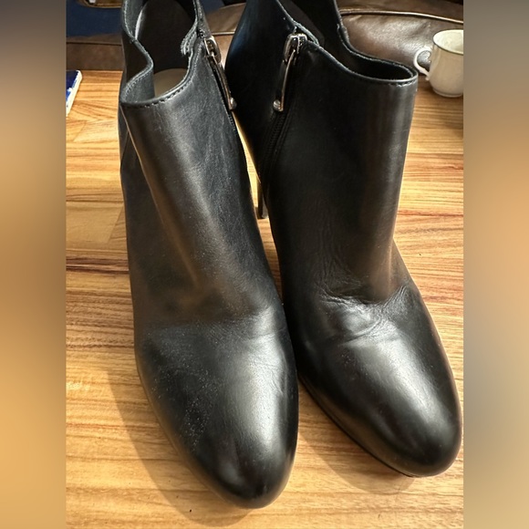 Buttery soft Via Spiga booties with side zip. - Picture 2 of 5